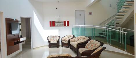 المنشأة من الداخل