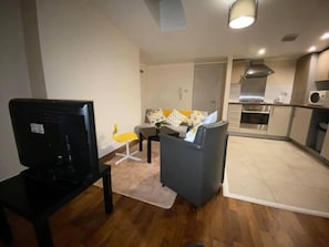 Basic-Apartment | Wohnzimmer | Fernseher