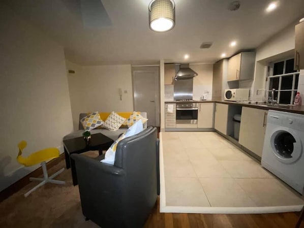 Basic-Apartment | Eigene Küche | Kühlschrank, Mikrowelle, Ofen, Herdplatte