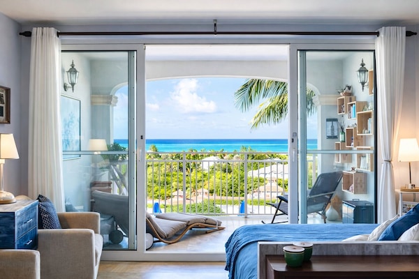 Peaceful balcony to enjoy the blue turquoise water with a relaxing view.