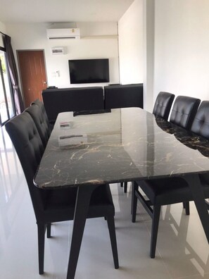 تلفزيون ذكي بحجم 55-بوصة يعرض قنوات تلفزيونية باشتراك مدفوع، تلفزيون