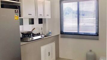 Microwave, stovetop, rice cooker, freezer