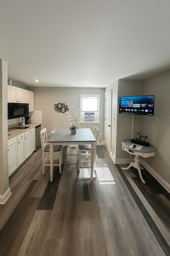 Stylish Newly renovated ** Private Aptarment** 1BR