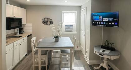 Stylish Newly renovated ** Private Aptarment** 1BR