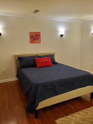 1 dormitorio, tabla de planchar con plancha, wifi gratis y ropa de cama