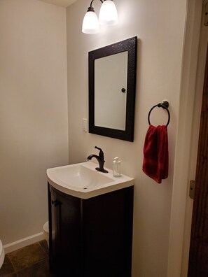 Combined shower/bathtub, hair dryer, towels, toilet paper