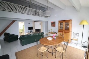 Dining - PRICE REDUCTION Between sea and mountains, SAINT FLORENT, the sea and agriate    (Oletta)