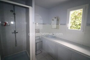 Bathroom - PRICE REDUCTION Between sea and mountains, SAINT FLORENT, the sea and agriate    (Oletta)