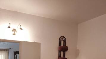 Combined shower/bathtub, hair dryer, towels, soap