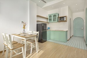 Luxury-Apartment, 2 Schlafzimmer, Stadtblick | Eigene Küche | Kühlschrank, Mikrowelle, Wasserkocher