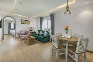 Appartement Exécutif, 2 chambres, vue ville | Coin séjour | Télévision LCD, cheminée