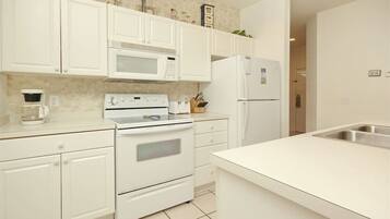 Køleskab, mikrobølgeovn, ovn, kogeplade