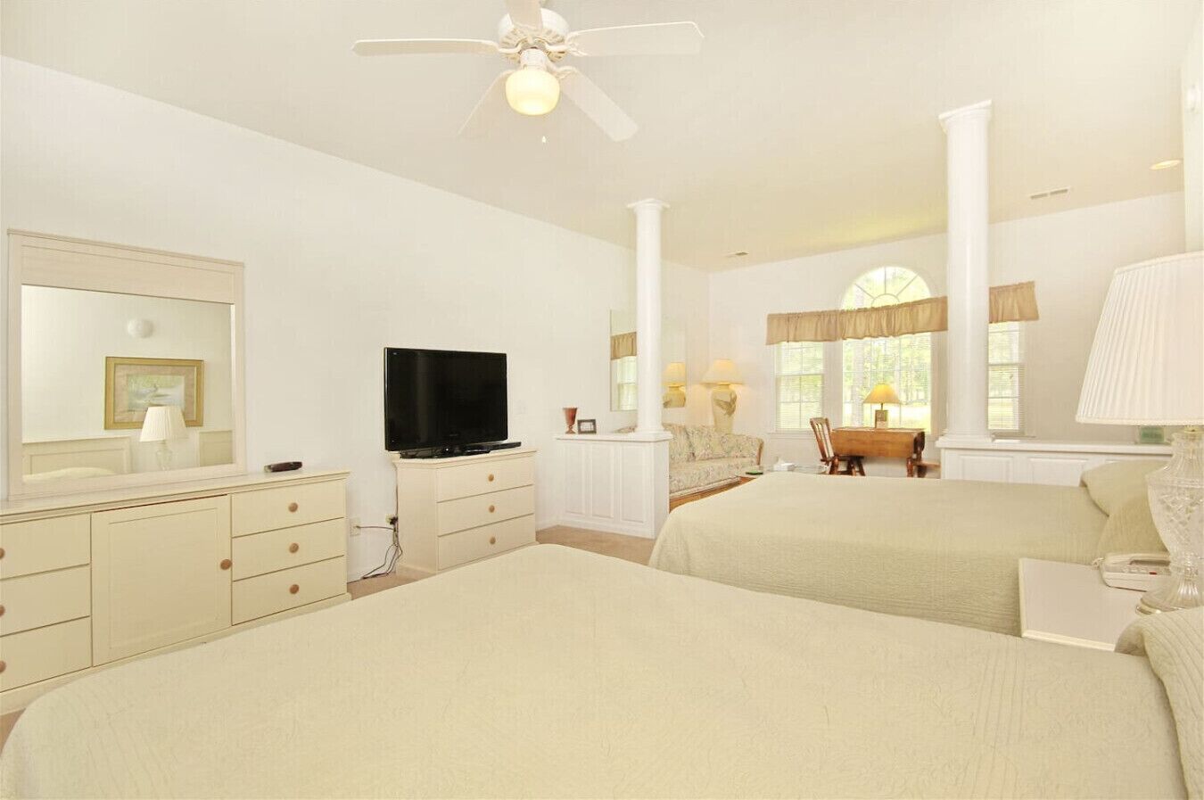 办公桌、熨斗/熨衣板、WiFi、床单