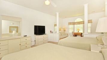 Skrivebord, strygejern/strygebræt, Wi-Fi, sengetøj