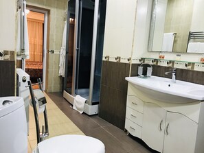 Apartment | Bathroom | Shower, rainfall showerhead, hair dryer, towels - Icheri Sheher Hotel (Baku)