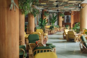 2 bares, 2 bares en la playa, bar en la piscina y bar junto a la piscina