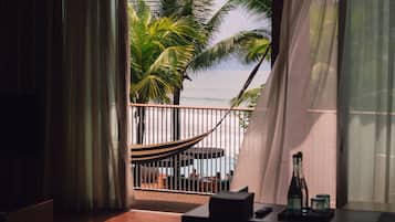 Oceanfront Studio | Premium bedding, free minibar items, in-room safe