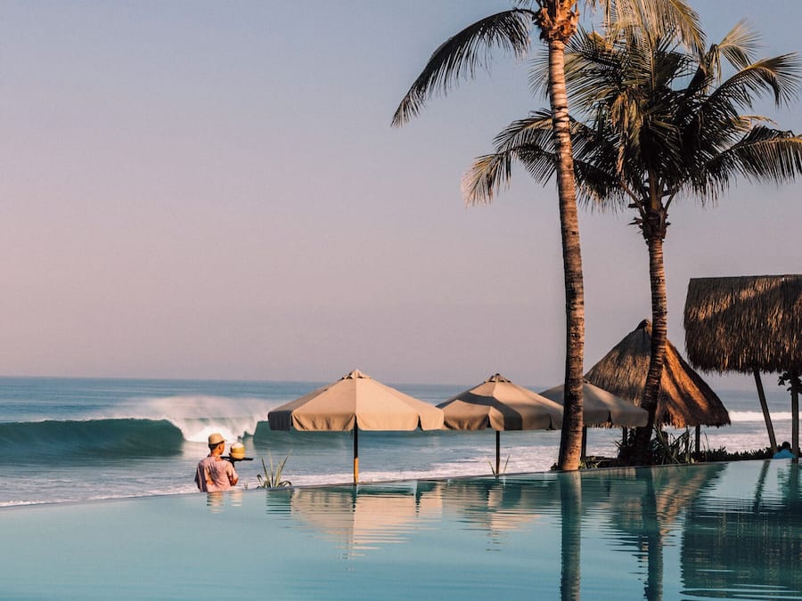 2 kolam renang outdoor, dengan cabana gratis dan payung kolam renang