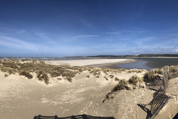 En la playa, sillas reclinables de playa
