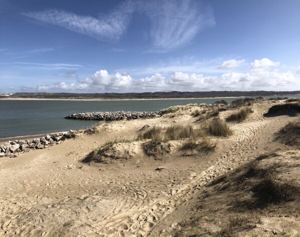 På stranden og solsenger