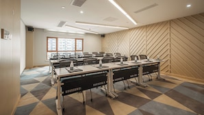 A conference room with a large table, chairs, and a patterned carpet. - Holiday Inn Express Zhangjiagang Free Trade Zone by IHG (Suzhou)