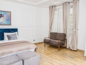 Chambre Deluxe double | Aire de séjour | Téléviseur ACL de 40 po avec télévision par satellite, téléviseur