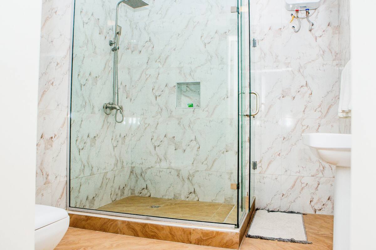 Regadera, amenidades de baño gratuitas, toallas, jabón
