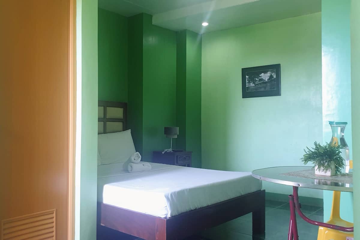 Deluxe Room, 1 Queen Bed, Pool View