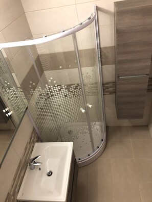 Deluxe Shared Dormitory, Mixed Dorm, Shared Bathroom (1 bed in 12 bed-room) | Bathroom shower - Mil Pasos Penthouse Hostel (Bucharest)