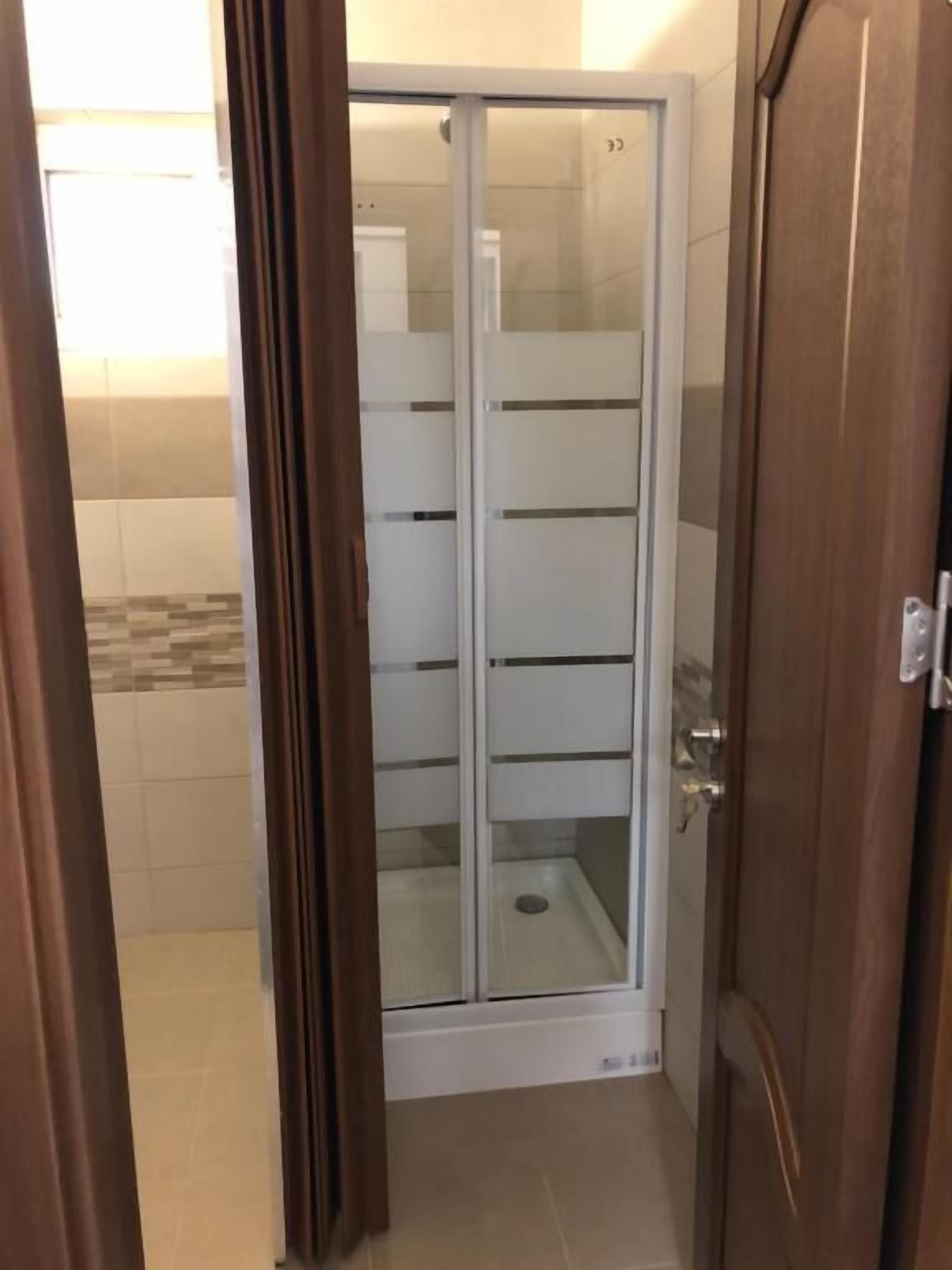 Douche, douche à « effet pluie », serviettes fournies