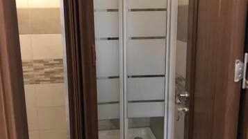 Douche, douche à « effet pluie », serviettes fournies