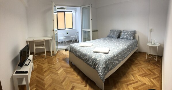 Comfort Double Room, Shared Bathroom | Free WiFi, bed sheets - Mil Pasos Penthouse Hostel (Bucharest)