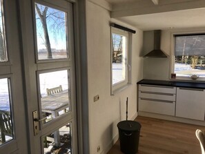 Family Chalet | Private kitchen | Full-size fridge, oven, stovetop, dishwasher - Unique House at Lake Ijsselmeer (Andijk)