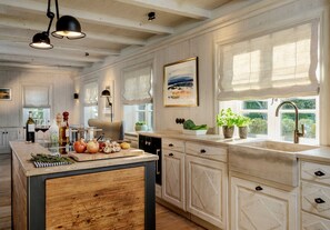 ثلاجة، فرن، غ سالة أطباق، كرسي للأطفال