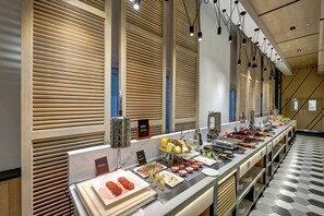 Petit déjeuner buffet servi tous les jours en supplément
