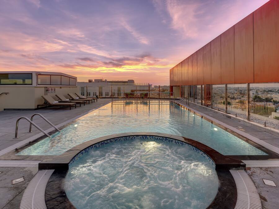 Kolam renang outdoor, dengan payung kolam renang dan kursi berjemur