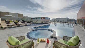 Udendørs pool, åben fra kl. 08.00 til kl. 20.00, parasoller, liggestole