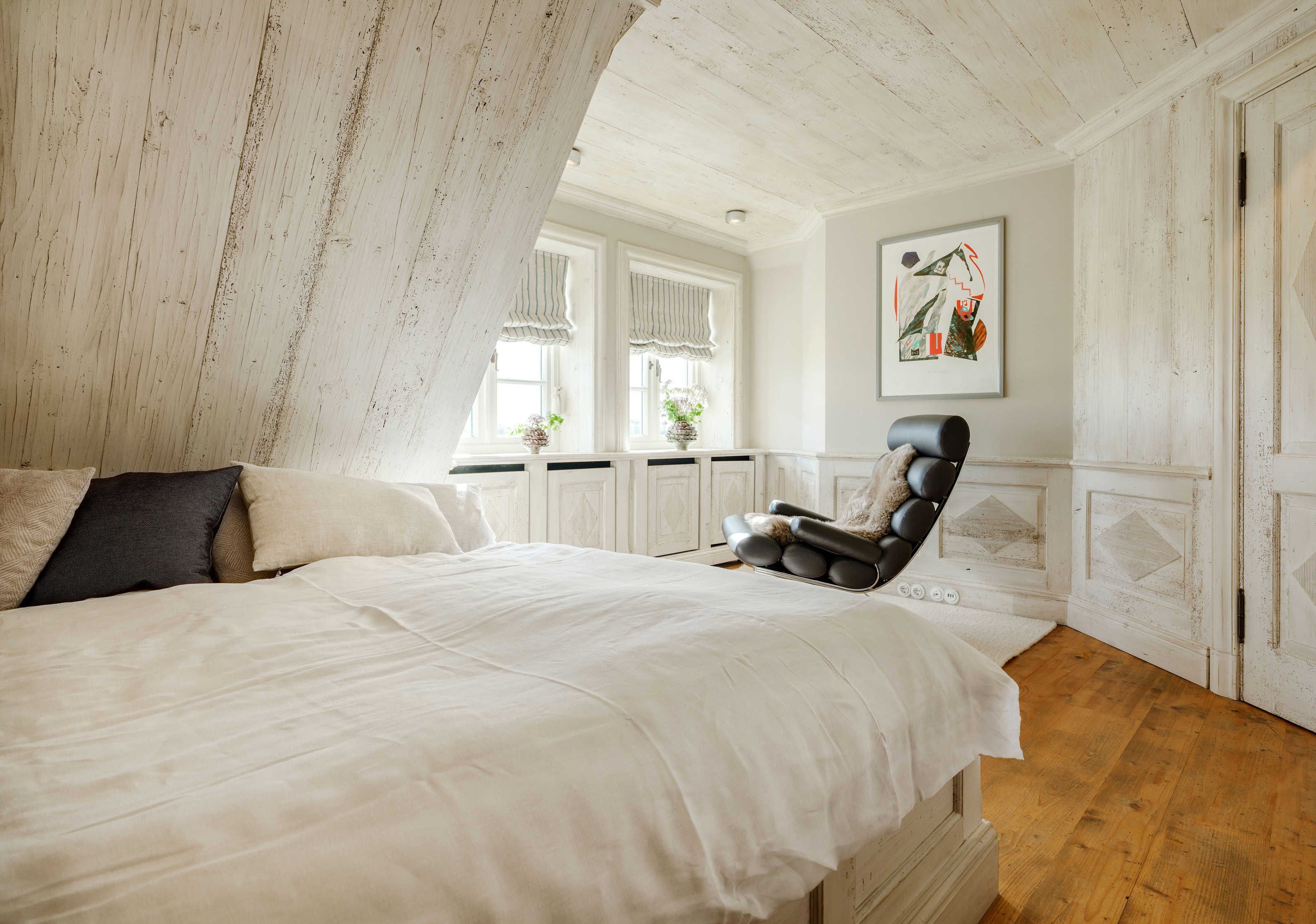 2 bedrooms, desk, iron/ironing board, travel crib