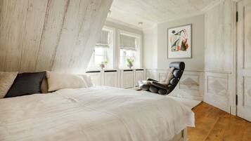 2 bedrooms, desk, iron/ironing board, travel crib