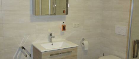 Doccia, asciugacapelli, asciugamani, sapone