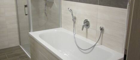 Dusche, Haartrockner, Handtücher, Seife