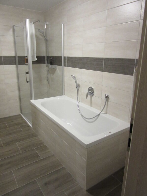 Douche, sèche-cheveux, serviettes fournies, savon