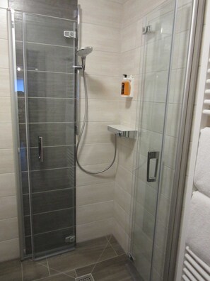 Douche, sèche-cheveux, serviettes fournies, savon
