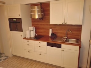 Køleskab, ovn, opvaskemaskine, kaffe-/temaskine