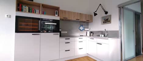 Réfrigérateur, micro-ondes, four, lave-vaisselle