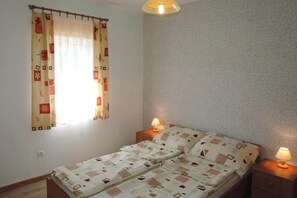 2 bedrooms, travel cot, bed sheets