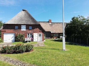 Unclassified image, 2 of 8, button - Traumstr. 50, apt. east (Utersum)