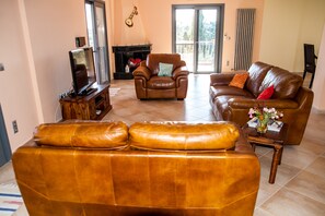 TV, fireplace, DVD player, books - Amari Villa, Luxury 5-Bed Villa, Private Pool & Sea Views in Spartia, Kefalonia (Spartia, Cefalonia)