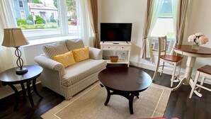 TV, offices - New Studio In Town, By the Water (Williamstown)