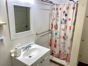 Secadora de cabello, toallas, jabón, shampoo 